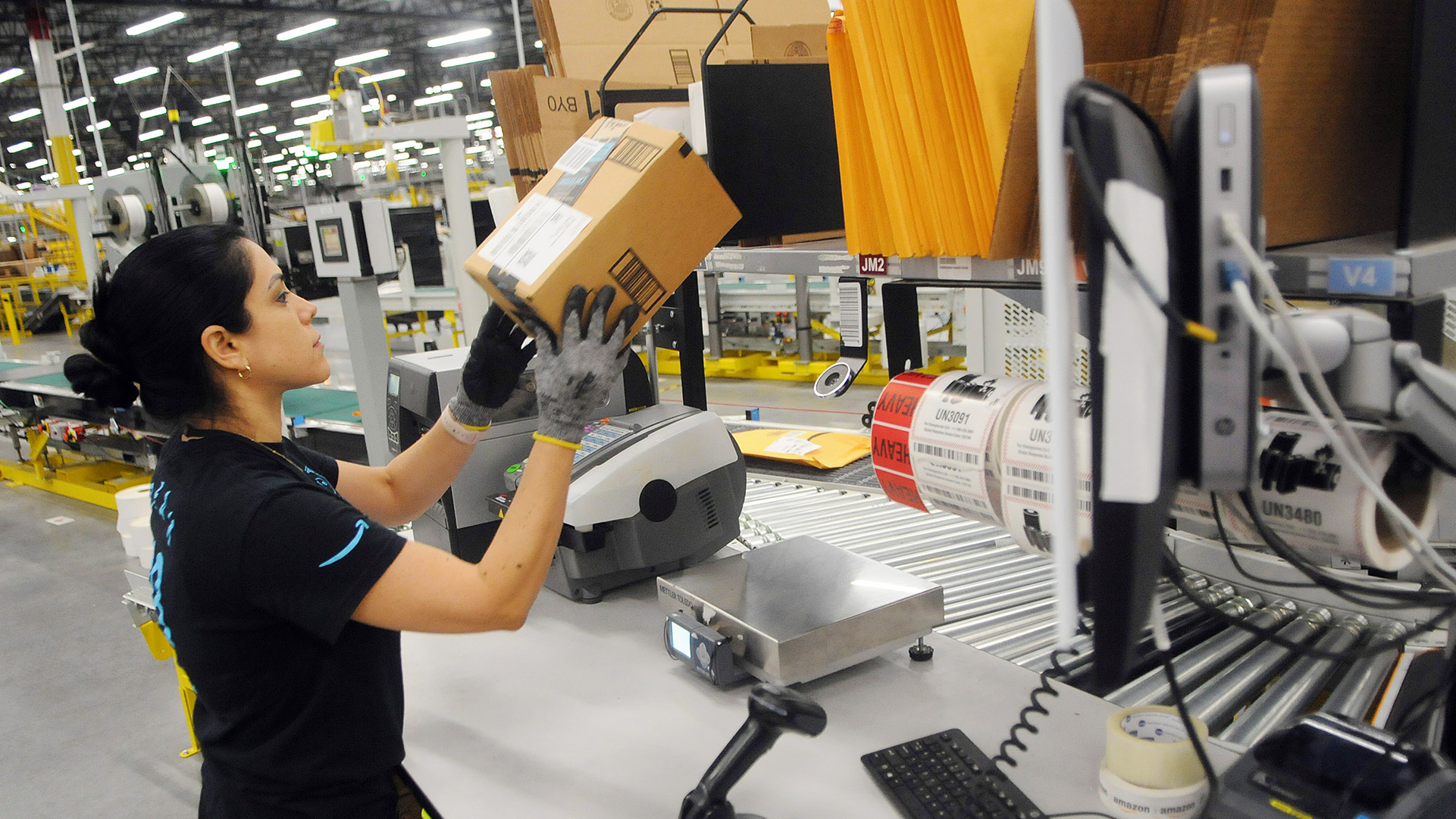 Braccialetto elettronico e automazione: l’inutile polemica contro Amazon
